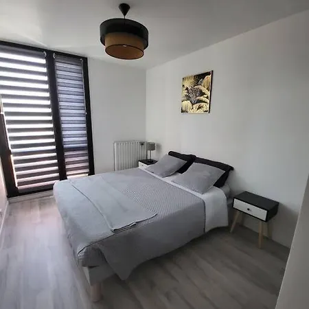 Confortable,renove,parking Gratuit Apartman *